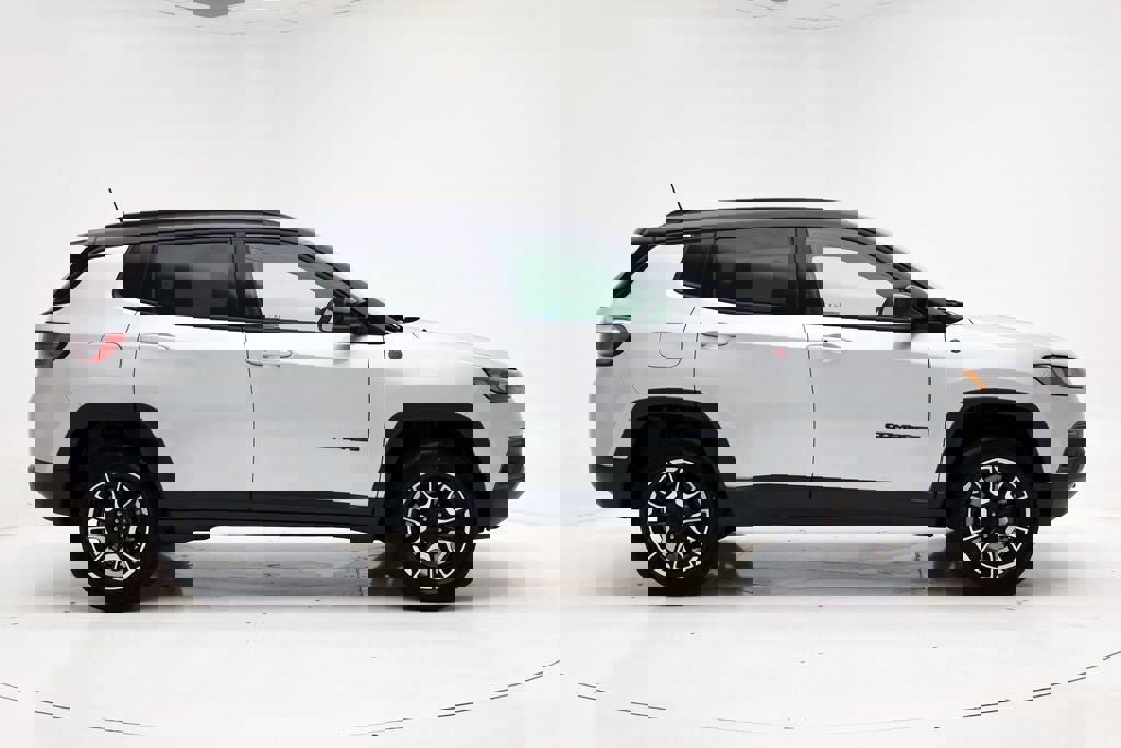 Used 2024 Jeep Compass Trailhawk video 2