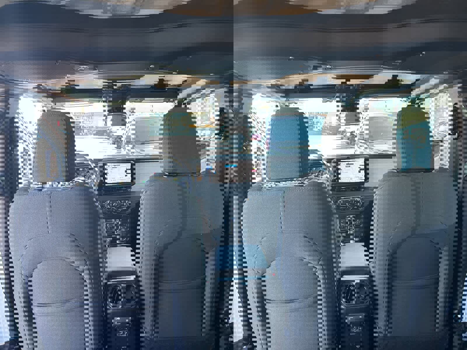 Used 2025 Jeep Wrangler Sahara image 33