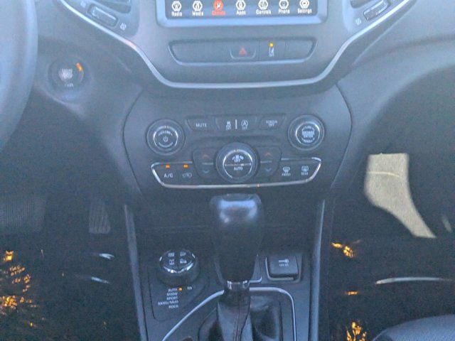 Used 2022 Jeep Cherokee Trailhawk w/ Premium Leather Package AWD/4WD image 19