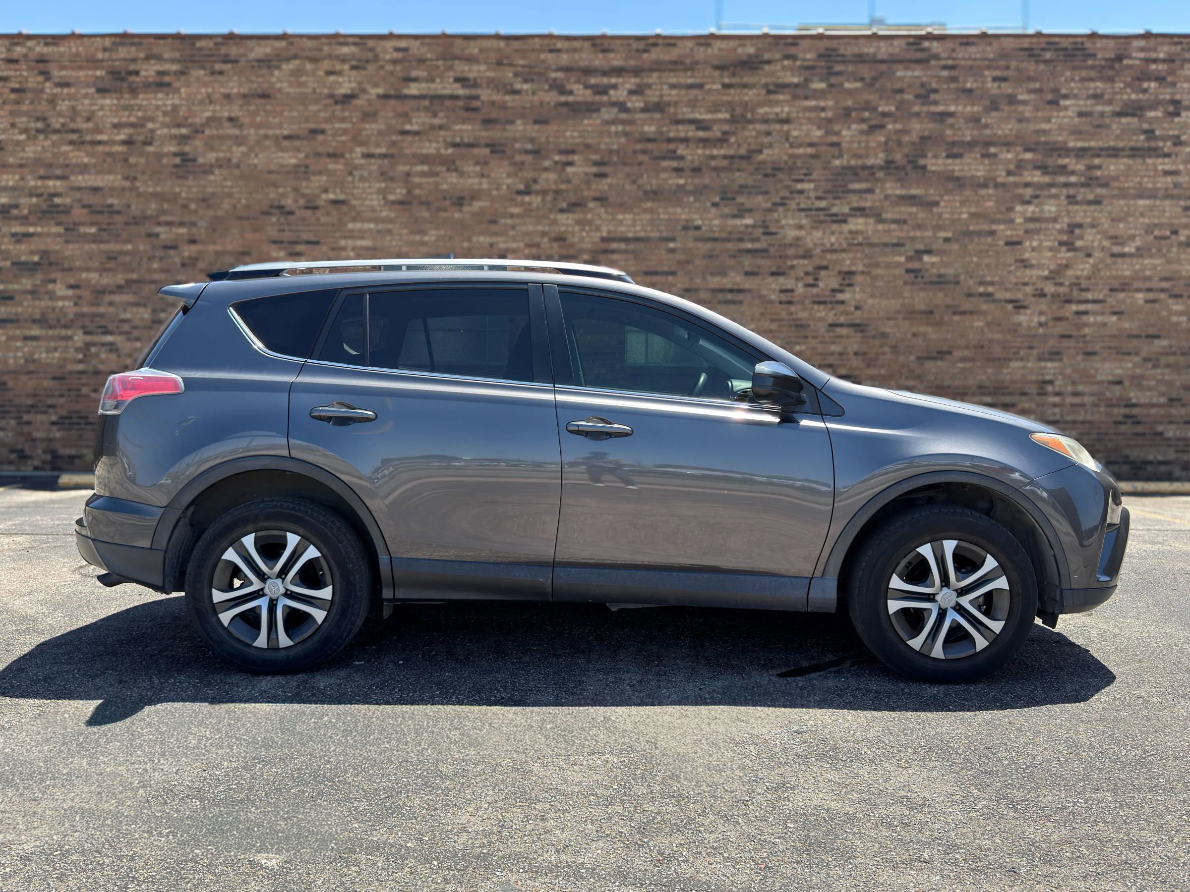 Used 2018 Toyota RAV4 LE FWD image 9