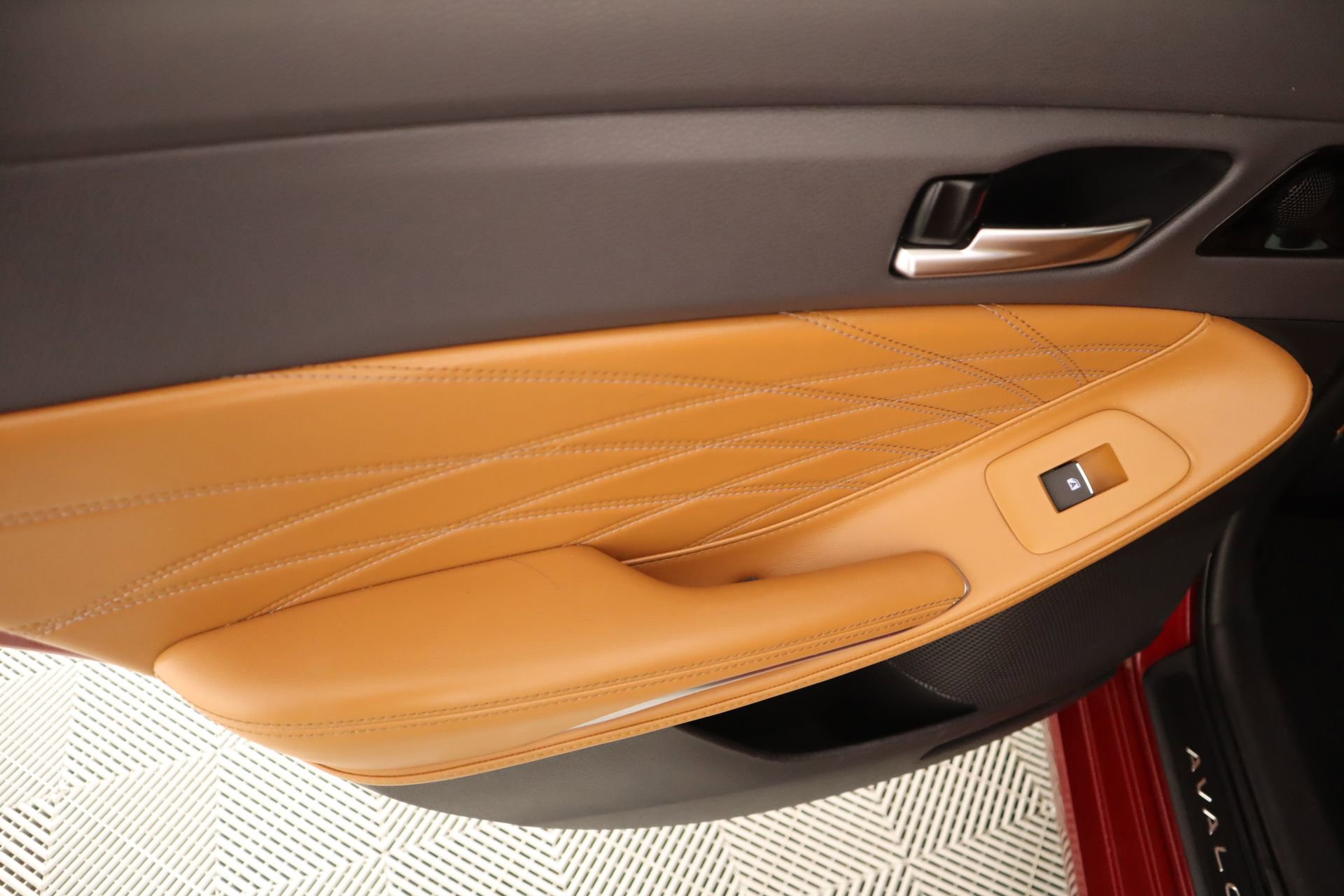 Used 2019 Toyota Avalon Limited image 18