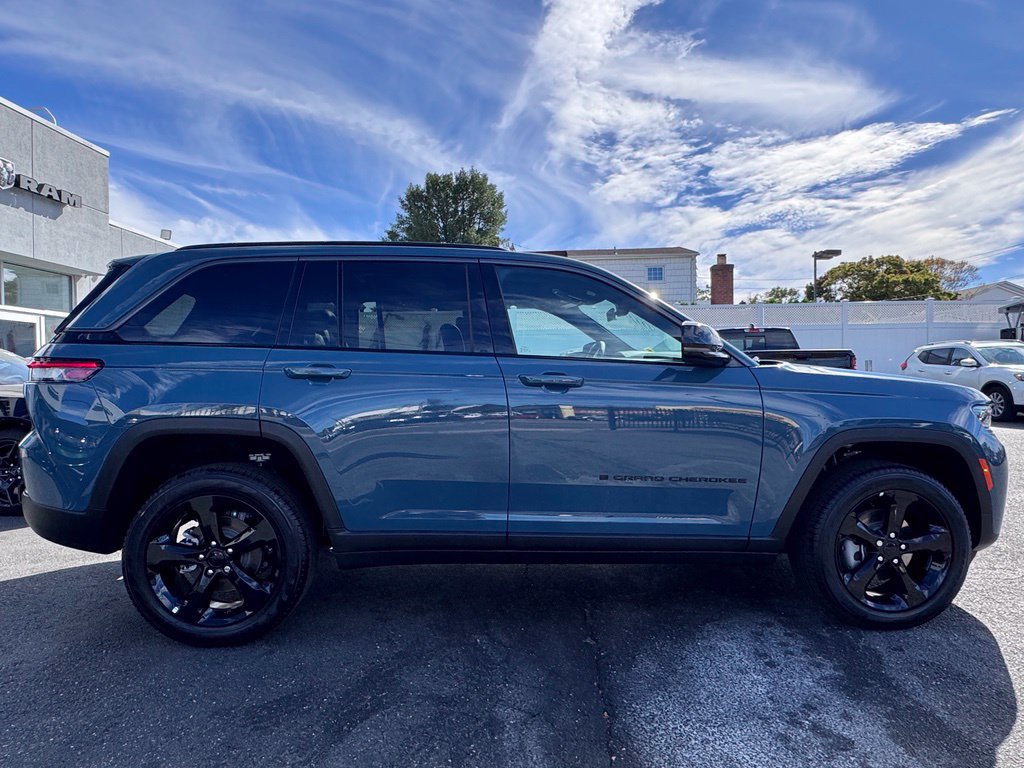 New 2026 Jeep Grand Cherokee Limited w/ Limited Altitude Package AWD/4WD image 9