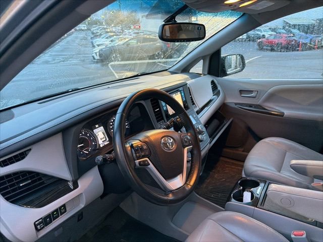 Used 2015 Toyota Sienna XLE w/ XLE Navigation Package image 5