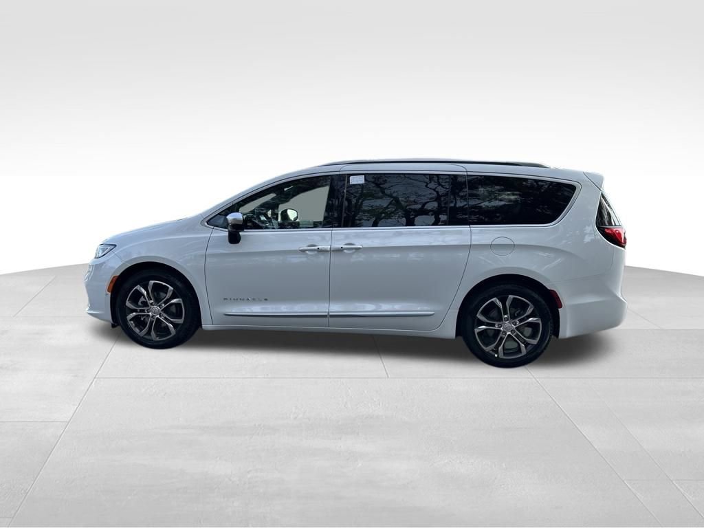 Used 2026 Chrysler Pacifica Pinnacle FWD image 3