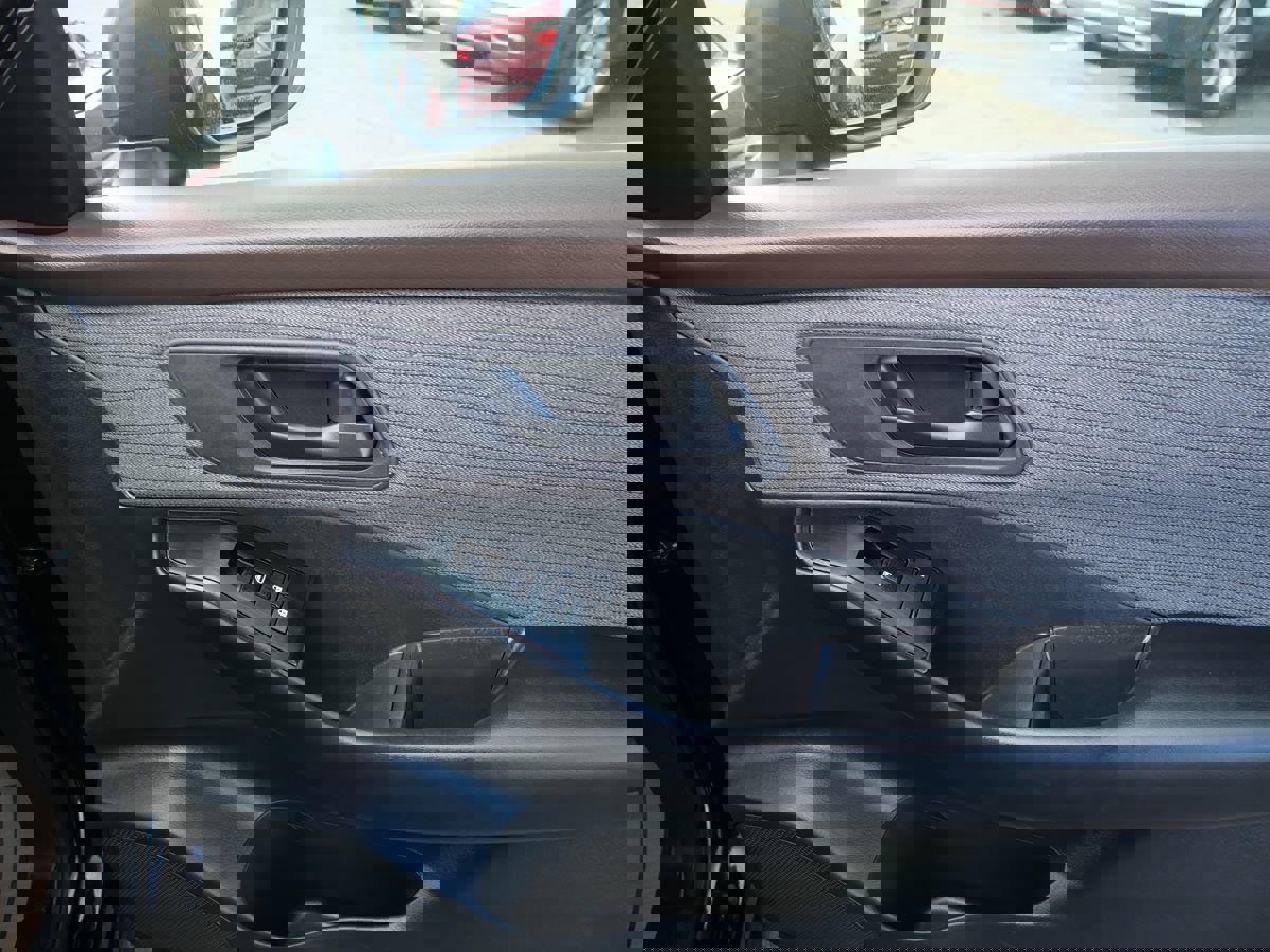 Used 2023 Nissan Rogue S image 18