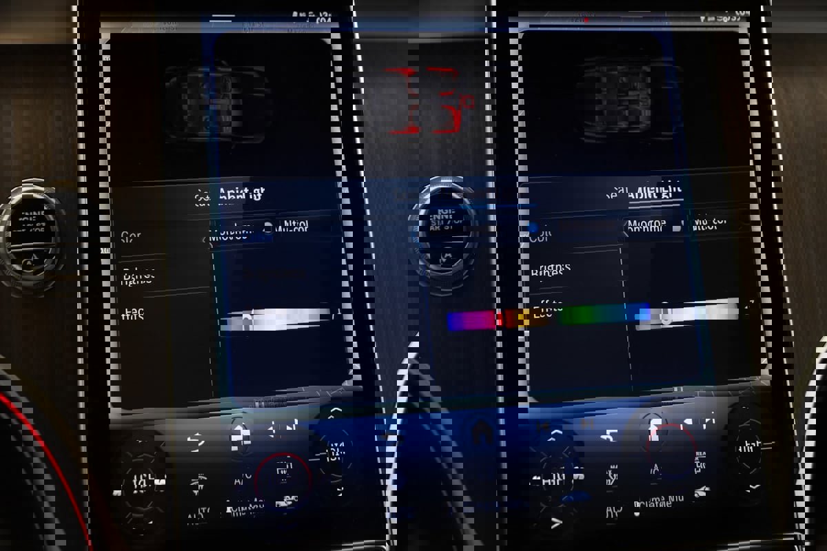 Used 2025 Mercedes-Benz GLC 300 4MATIC SUV image 39