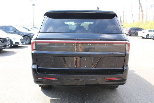 New 2026 Lincoln Navigator Reserve w/ Jet Appearance Package AWD/4WD image 4