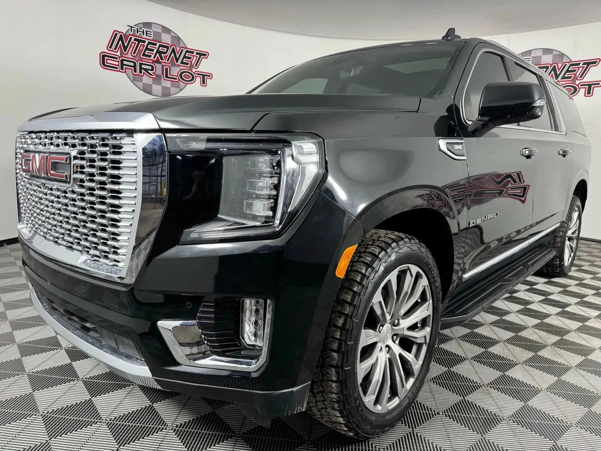 Used 2021 GMC Yukon XL Denali w/ Advanced Technology Package AWD/4WD image 3