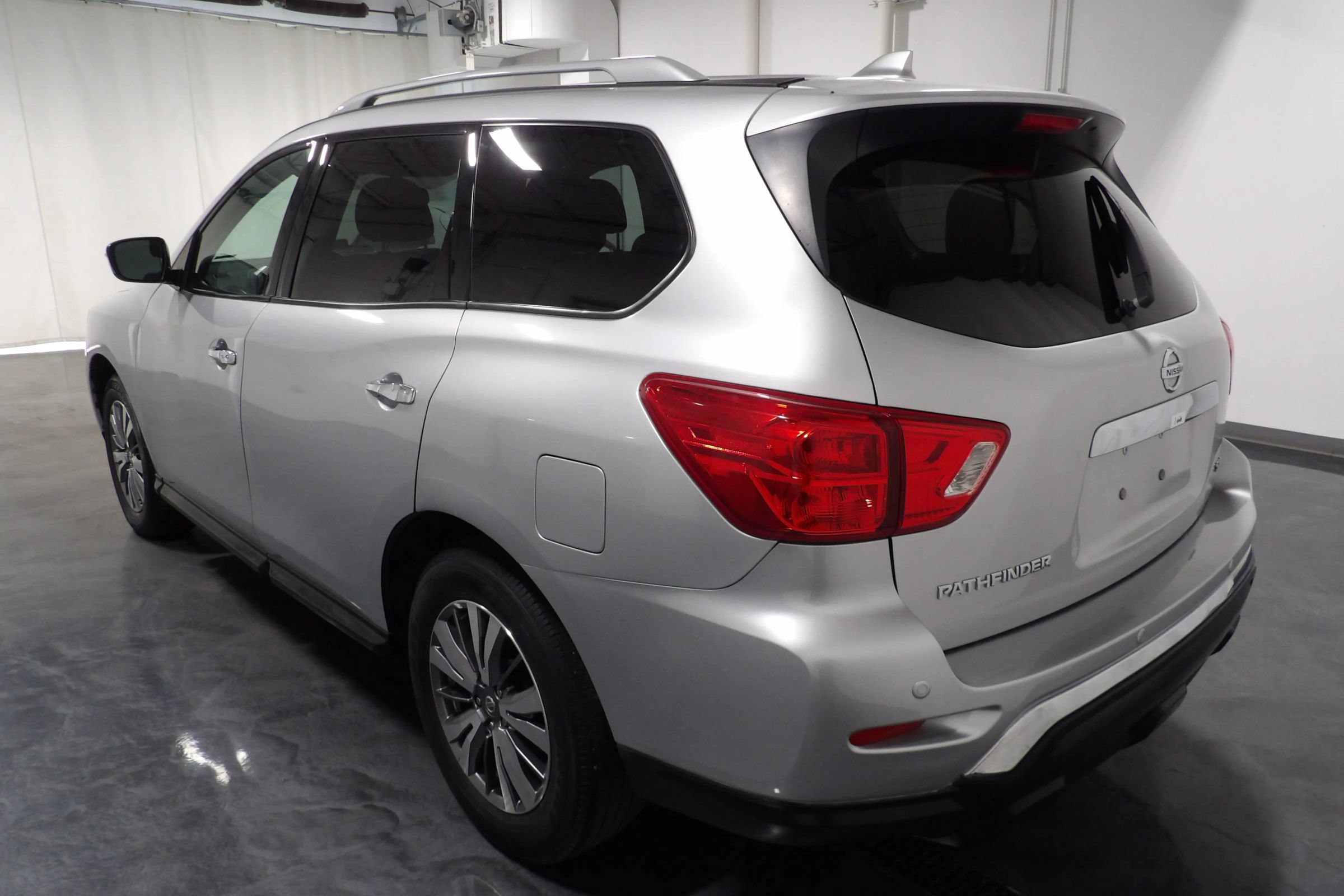 Used 2019 Nissan Pathfinder SV FWD image 5