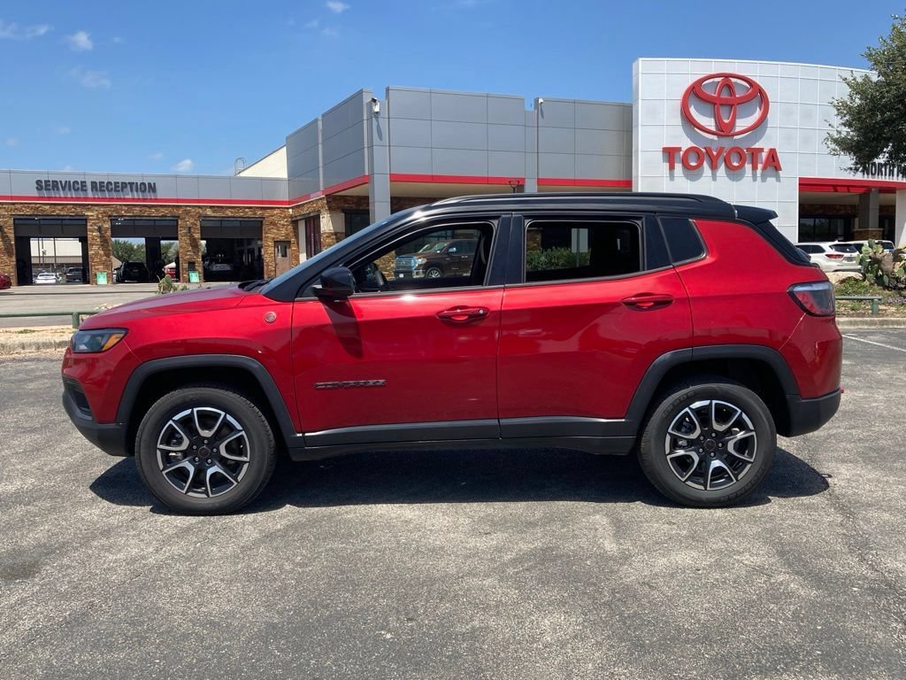 Used 2025 Jeep Compass Trailhawk AWD/4WD image 8