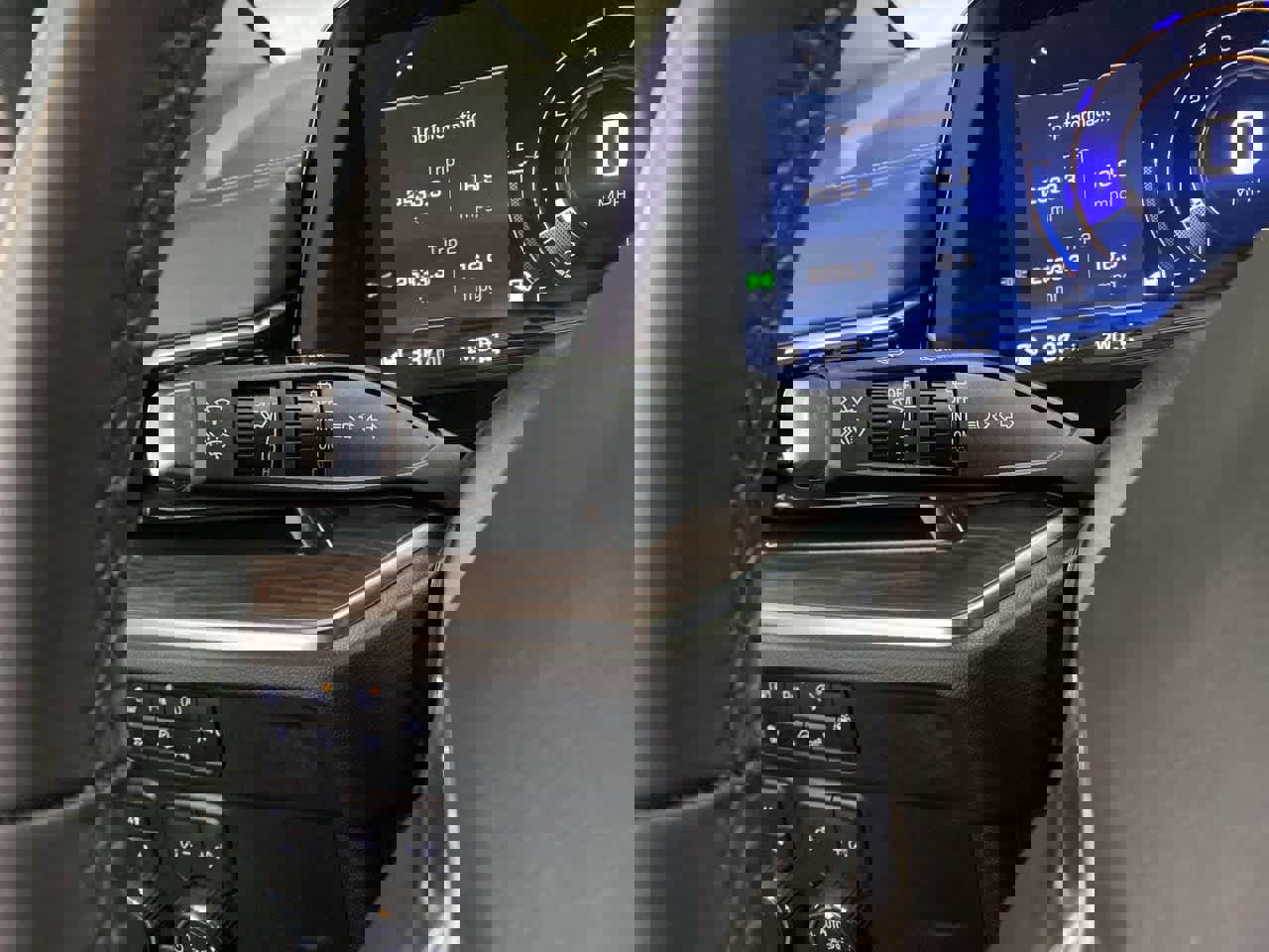 Used 2025 Chevrolet Suburban Z71 image 23