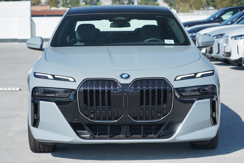 New 2026 BMW 750e xDrive w/ Premium Package AWD/4WD image 2