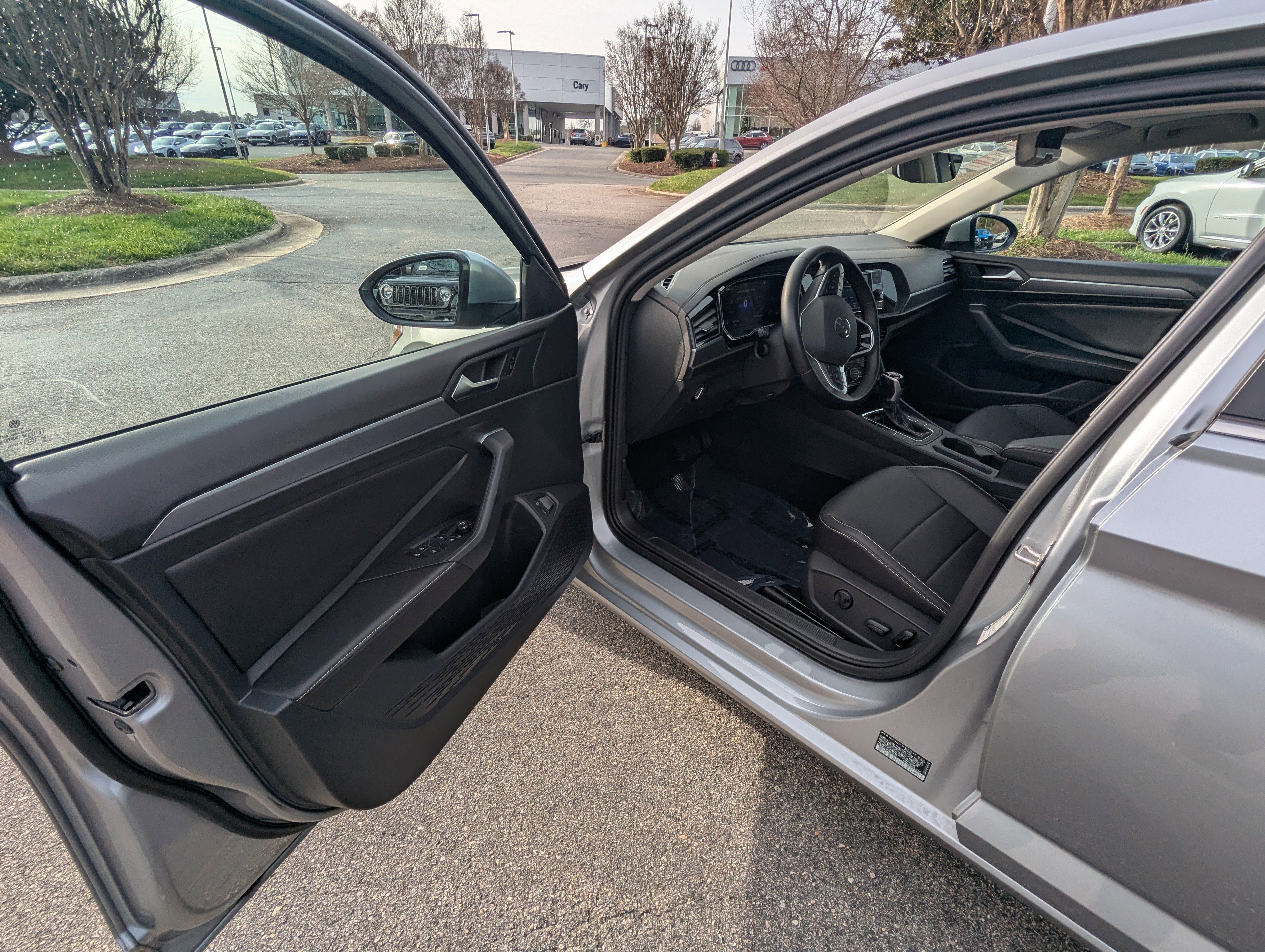 Used 2023 Volkswagen Jetta SE w/ Panoramic Sunroof Package image 8