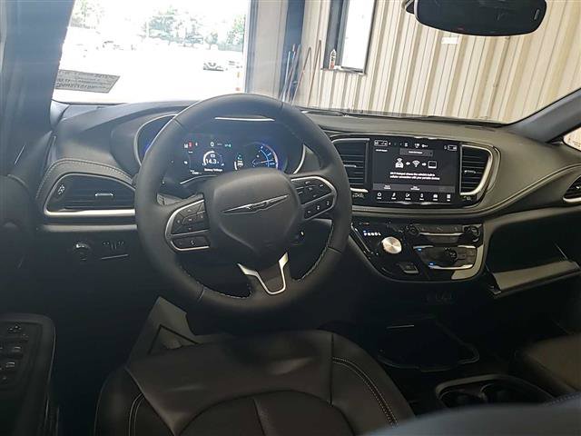 Used 2025 Chrysler Pacifica Select FWD image 10