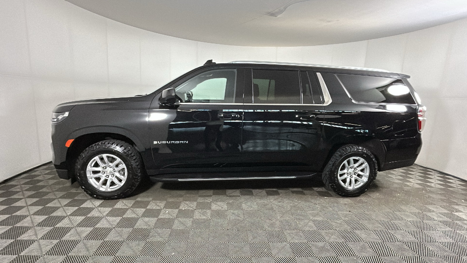 Used 2022 Chevrolet Suburban LT AWD/4WD image 7