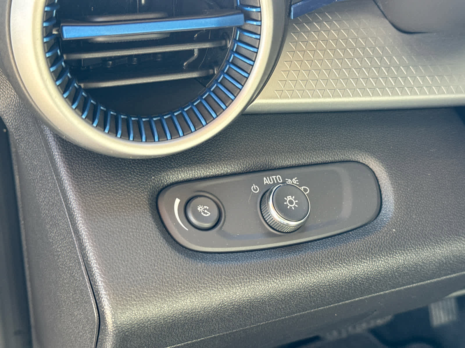 Certified 2025 Chevrolet Trax LS image 11