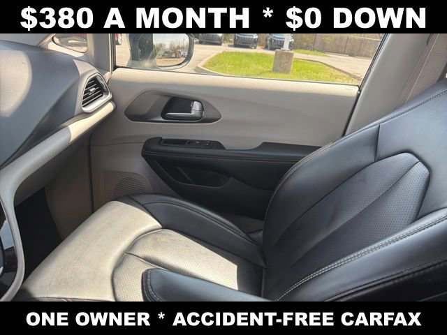 Used 2023 Chrysler Pacifica Touring-L image 23