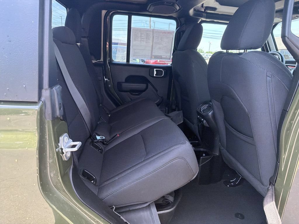 Used 2023 Jeep Gladiator Sport AWD/4WD image 17