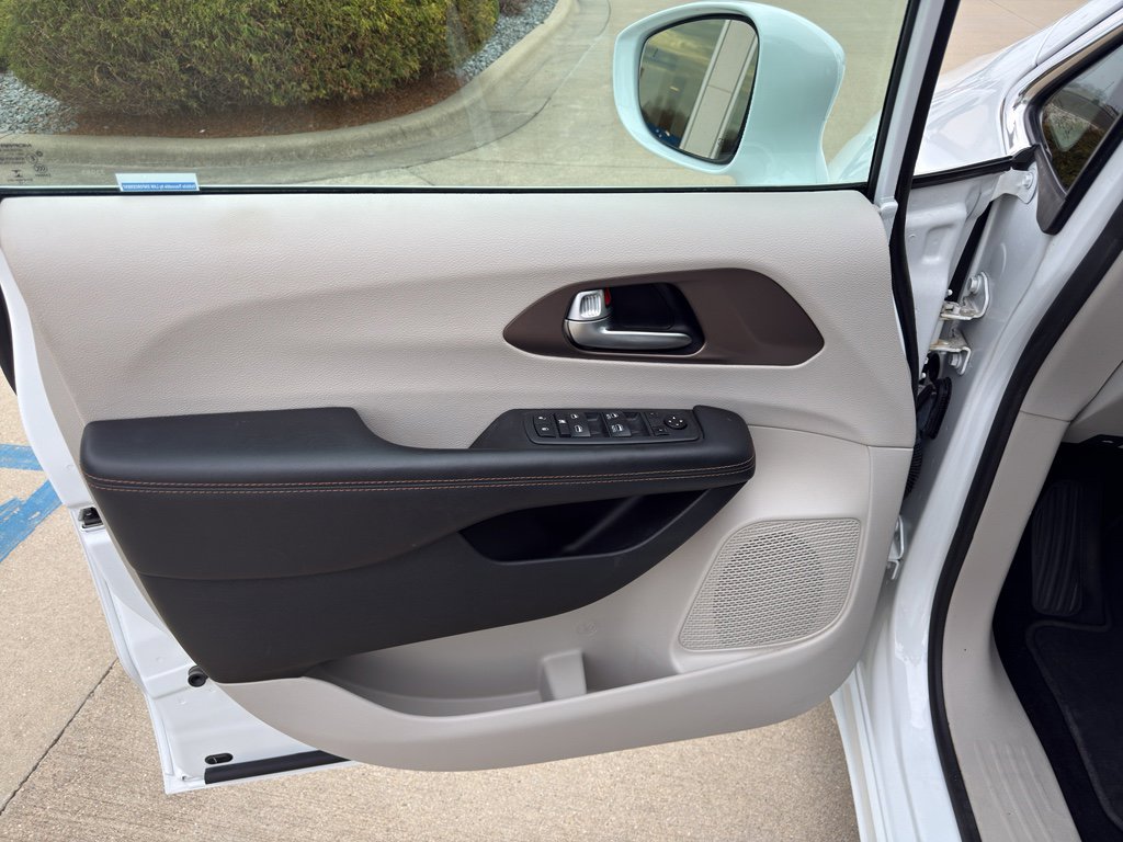 Used 2018 Chrysler Pacifica Touring Plus image 11