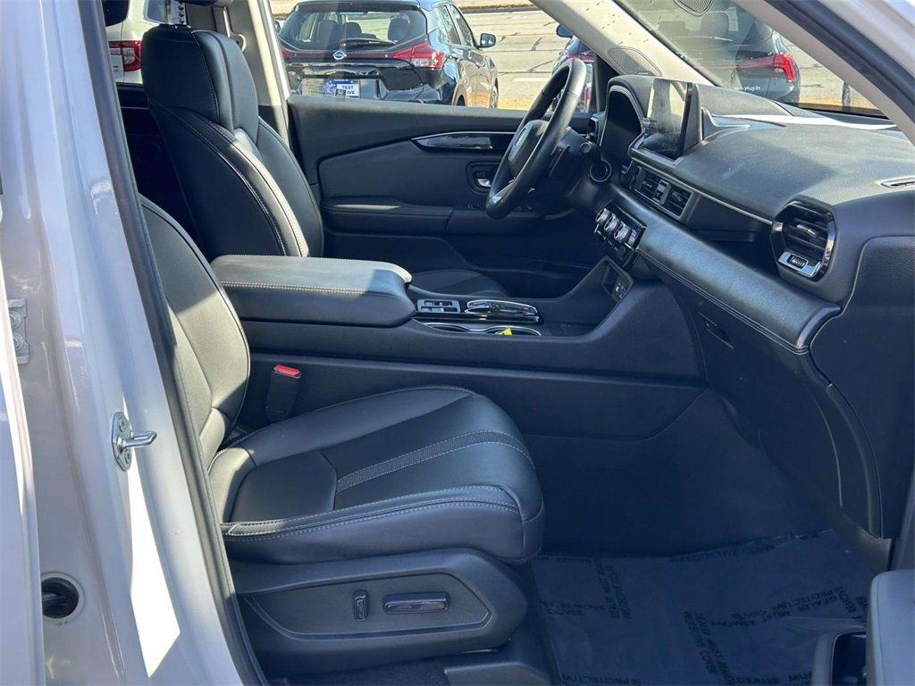 Certified 2025 Honda Pilot Touring image 6