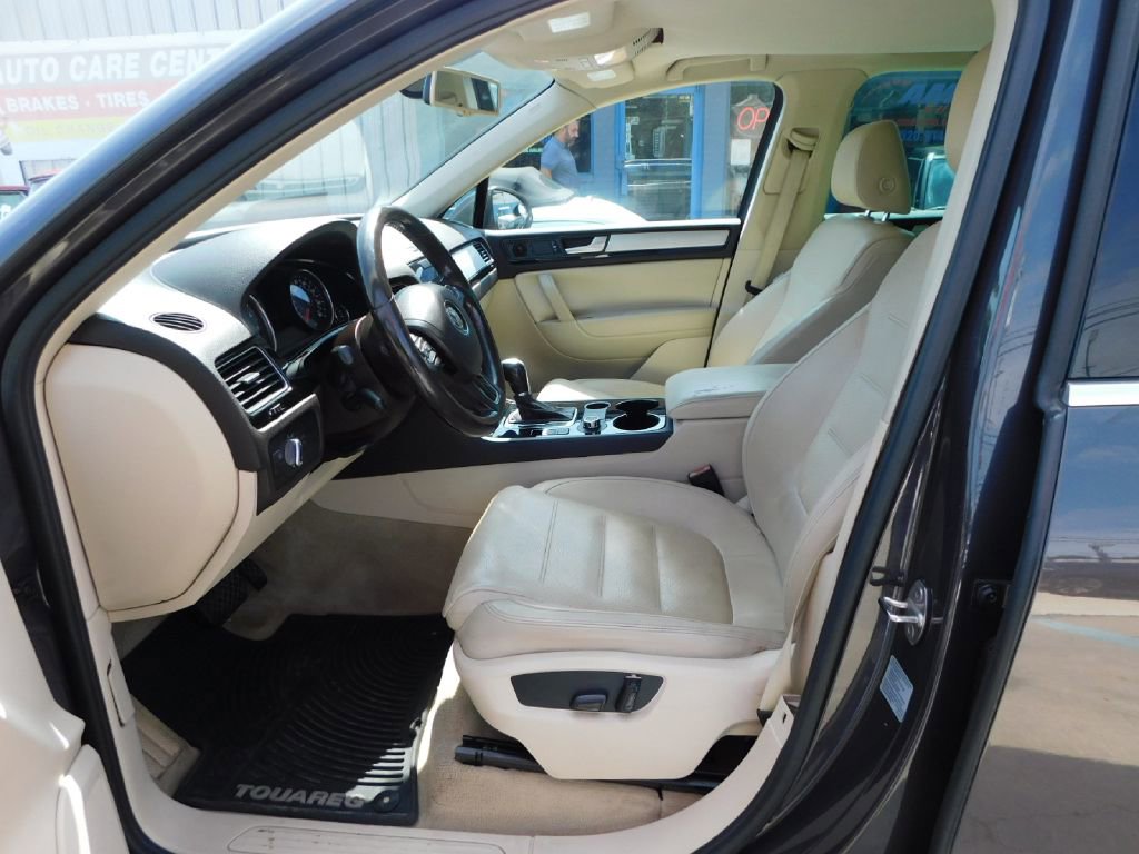 Used 2013 Volkswagen Touareg Sport image 25
