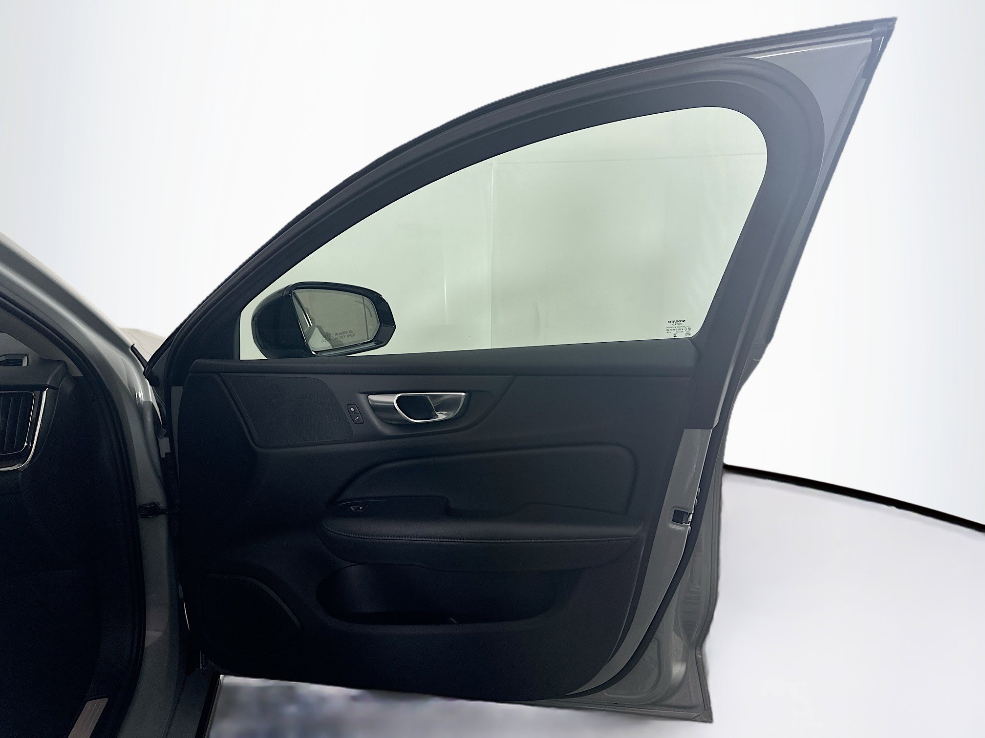 Used 2025 Volvo S60 B5 Plus image 32