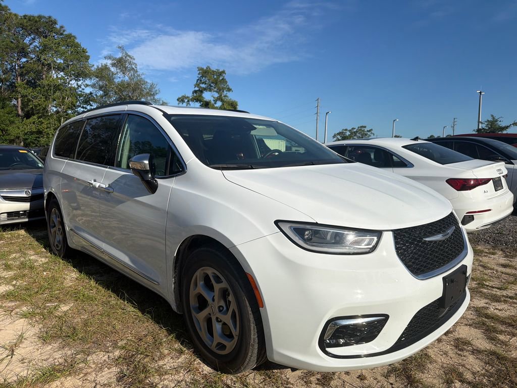 Used 2023 Chrysler Pacifica Limited FWD image 3