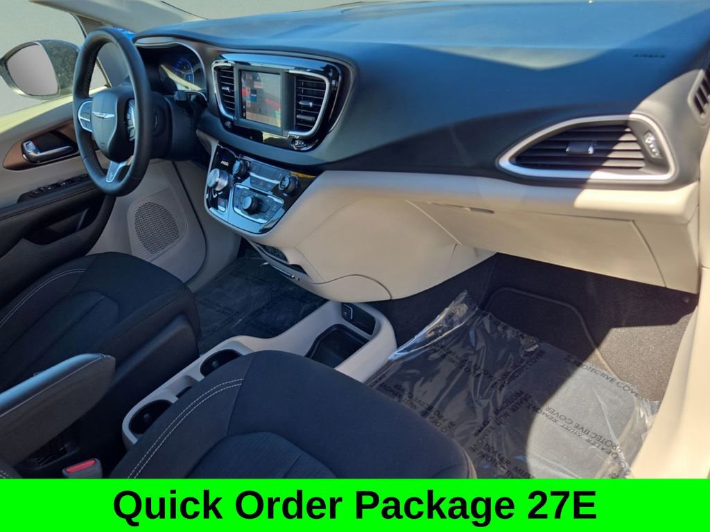 Used 2023 Chrysler Voyager LX image 18