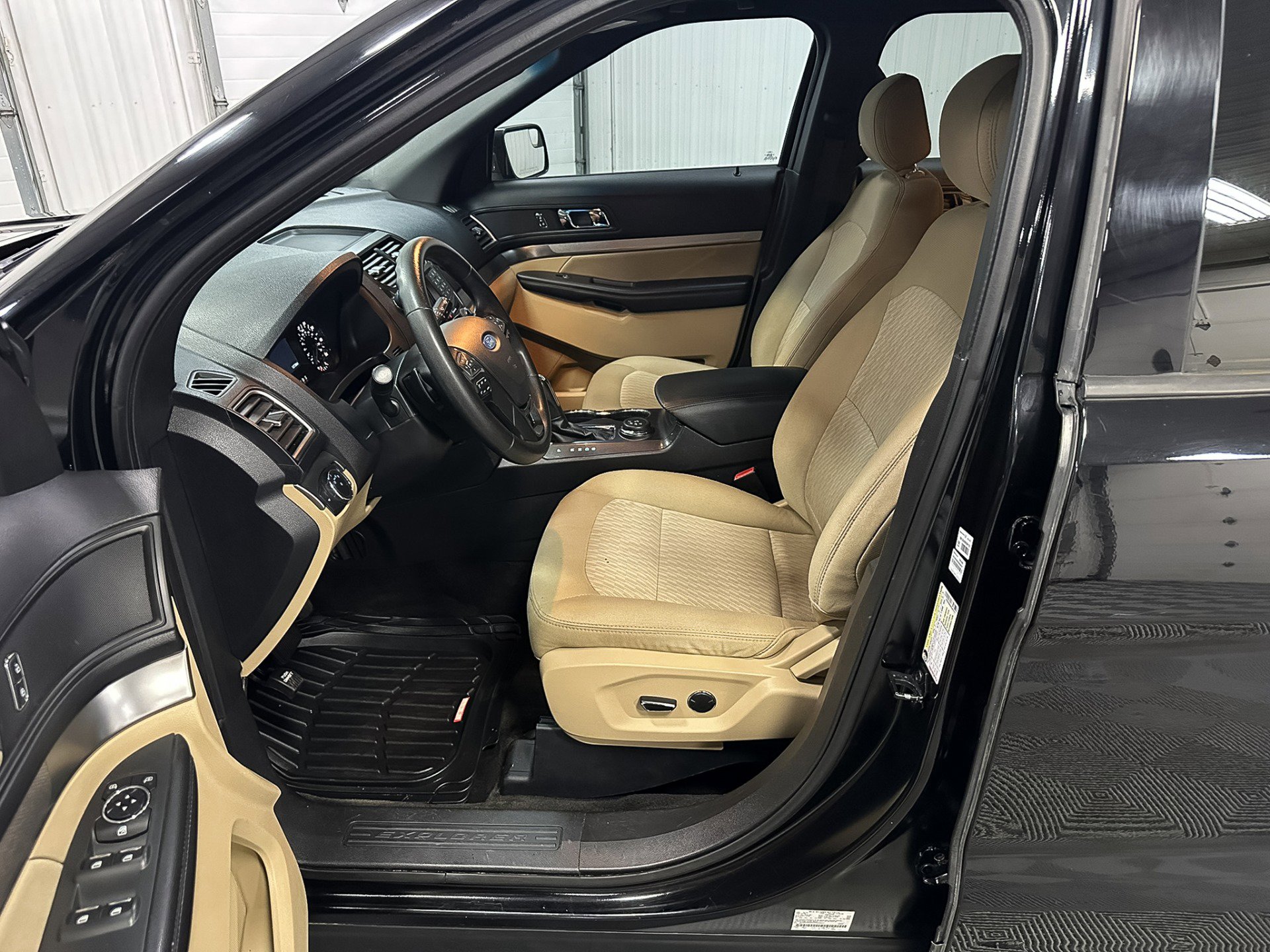 Used 2017 Ford Explorer XLT image 32