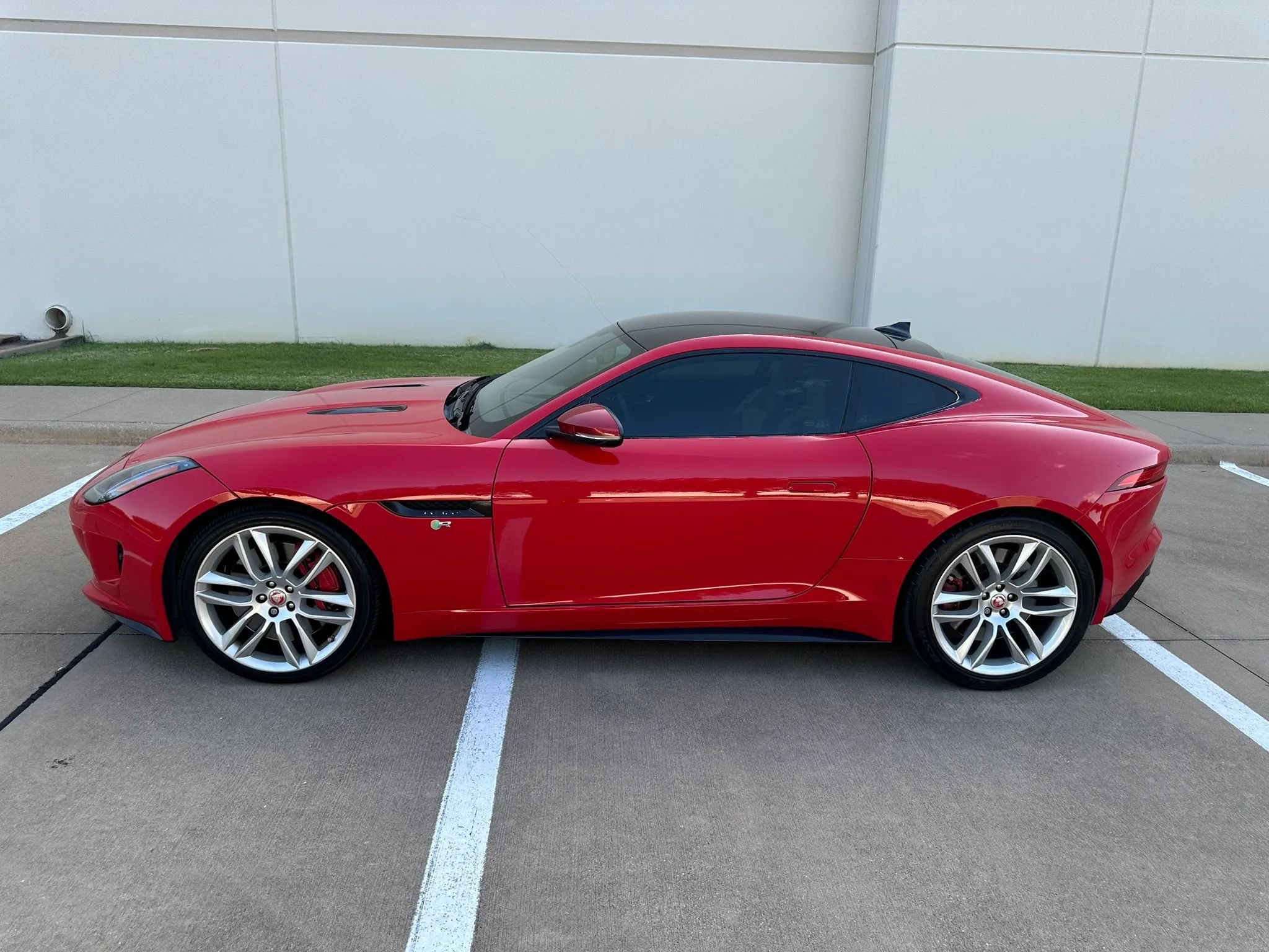 Used 2015 Jaguar F-TYPE R RWD image 2