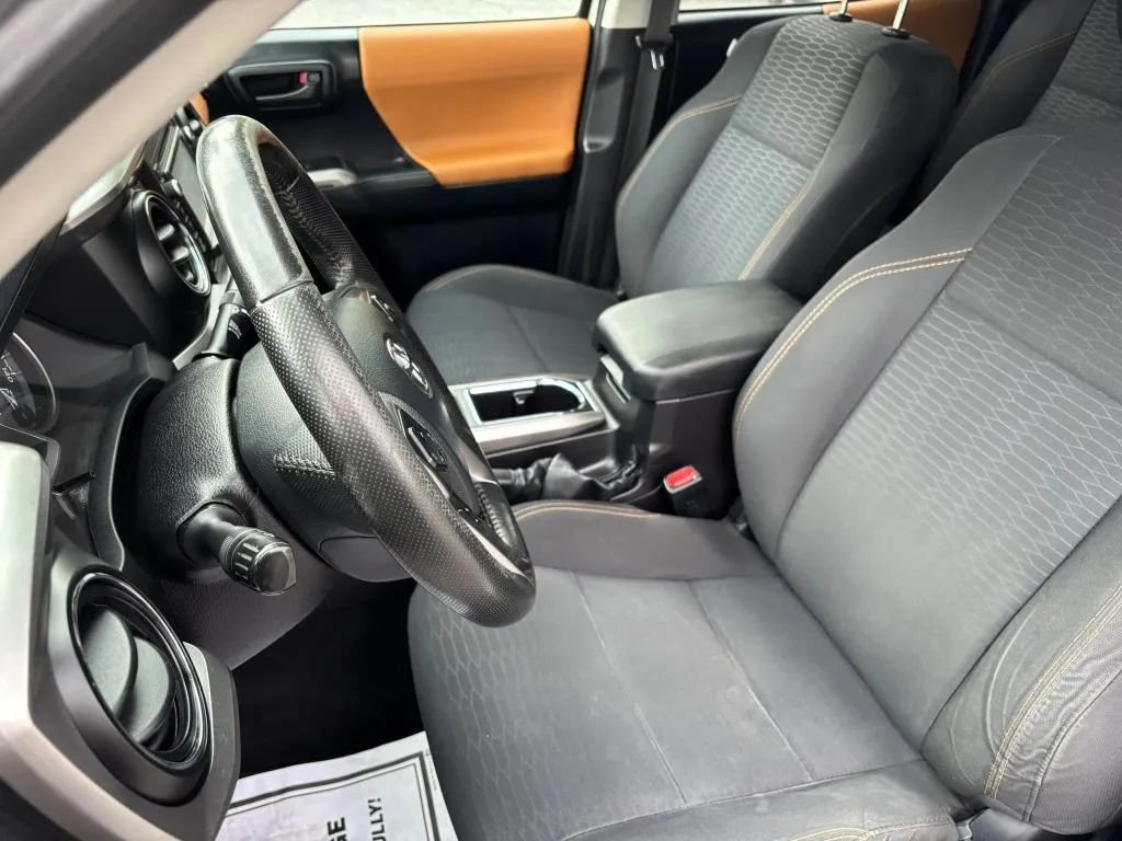 Used 2016 Toyota Tacoma SR5 w/ SR5 Appearance Package (SN) AWD/4WD image 11