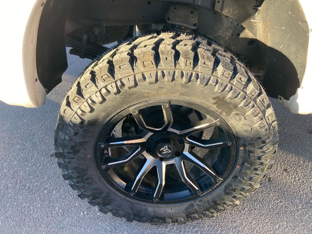 Used 2023 Nissan Titan SV w/ SV Convenience Package image 12