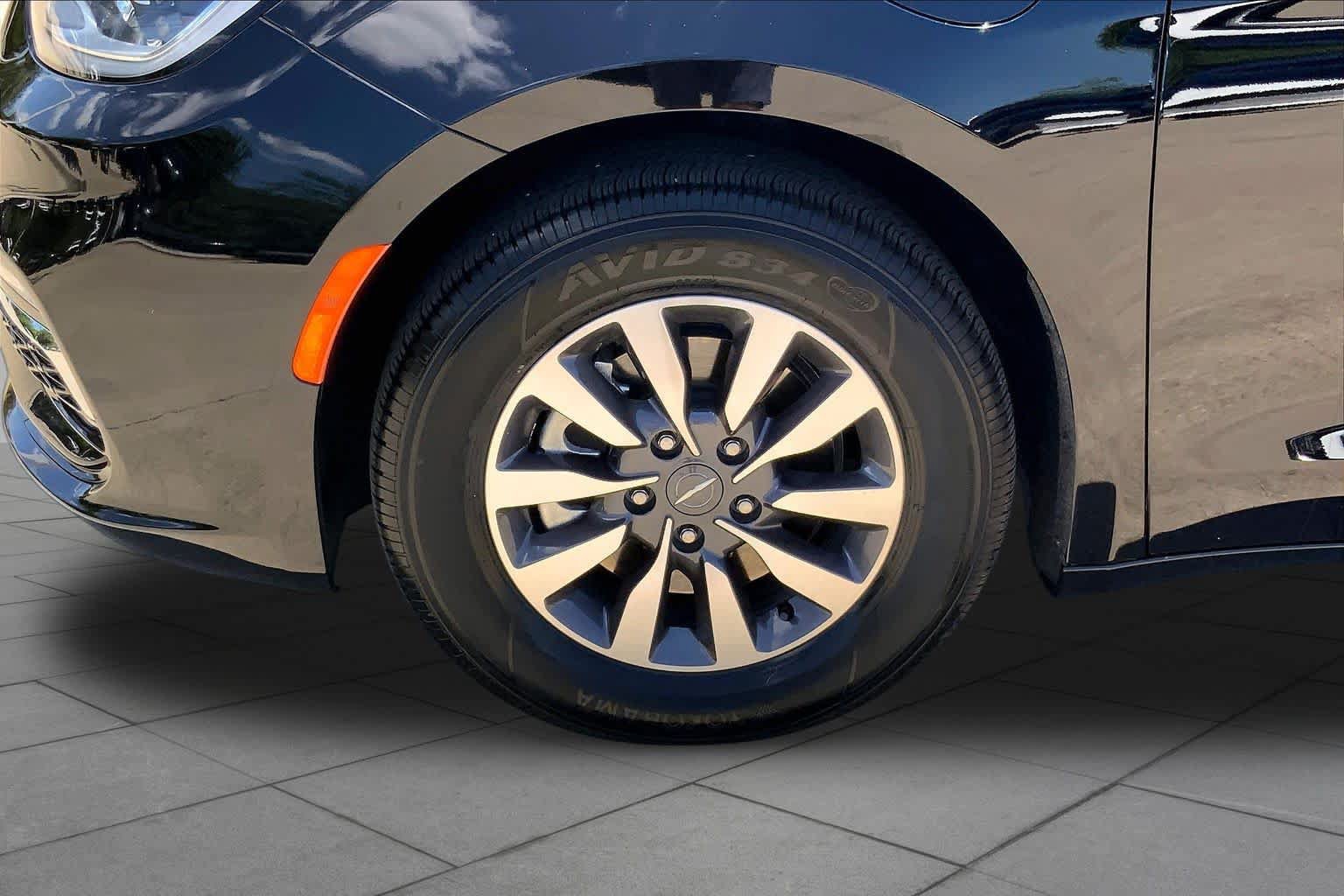 Used 2025 Chrysler Pacifica Select FWD image 11
