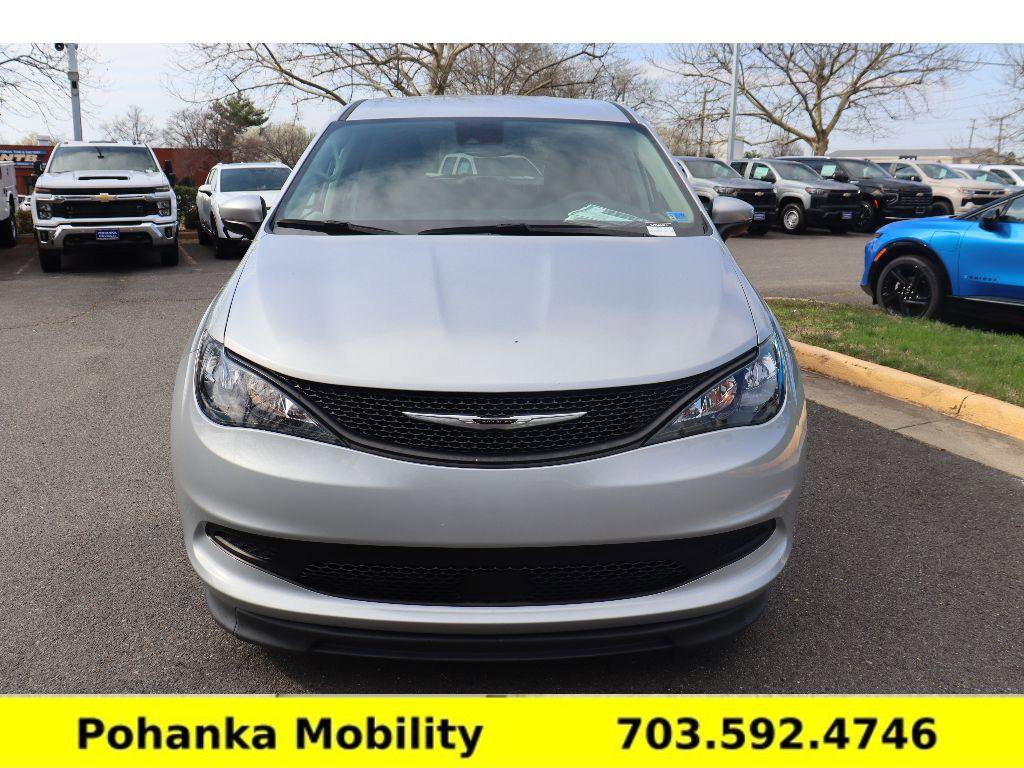 Used 2023 Chrysler Voyager LX image 3