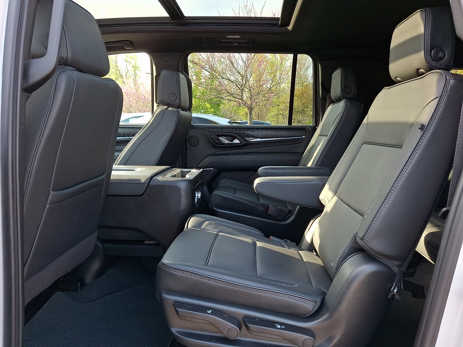 Used 2023 GMC Yukon XL Denali AWD/4WD image 10