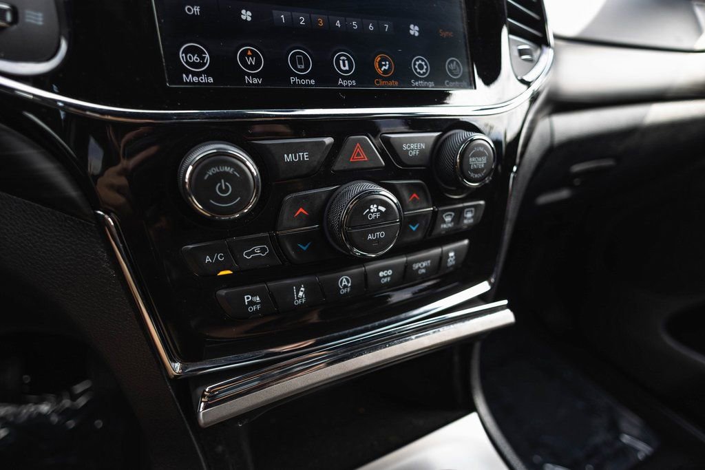 Used 2022 Jeep Grand Cherokee Laredo X image 15