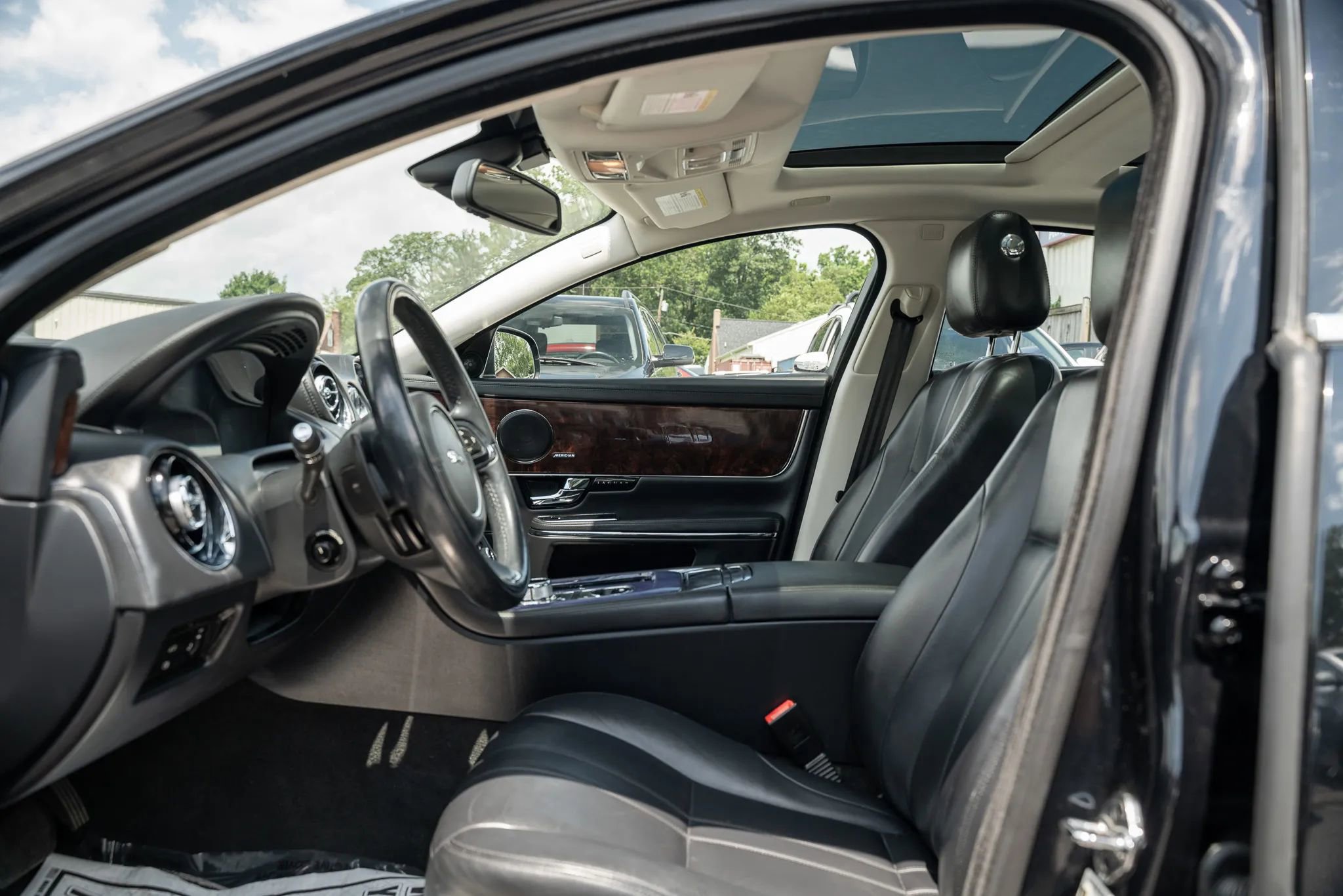 Used 2013 Jaguar XJ AWD image 7