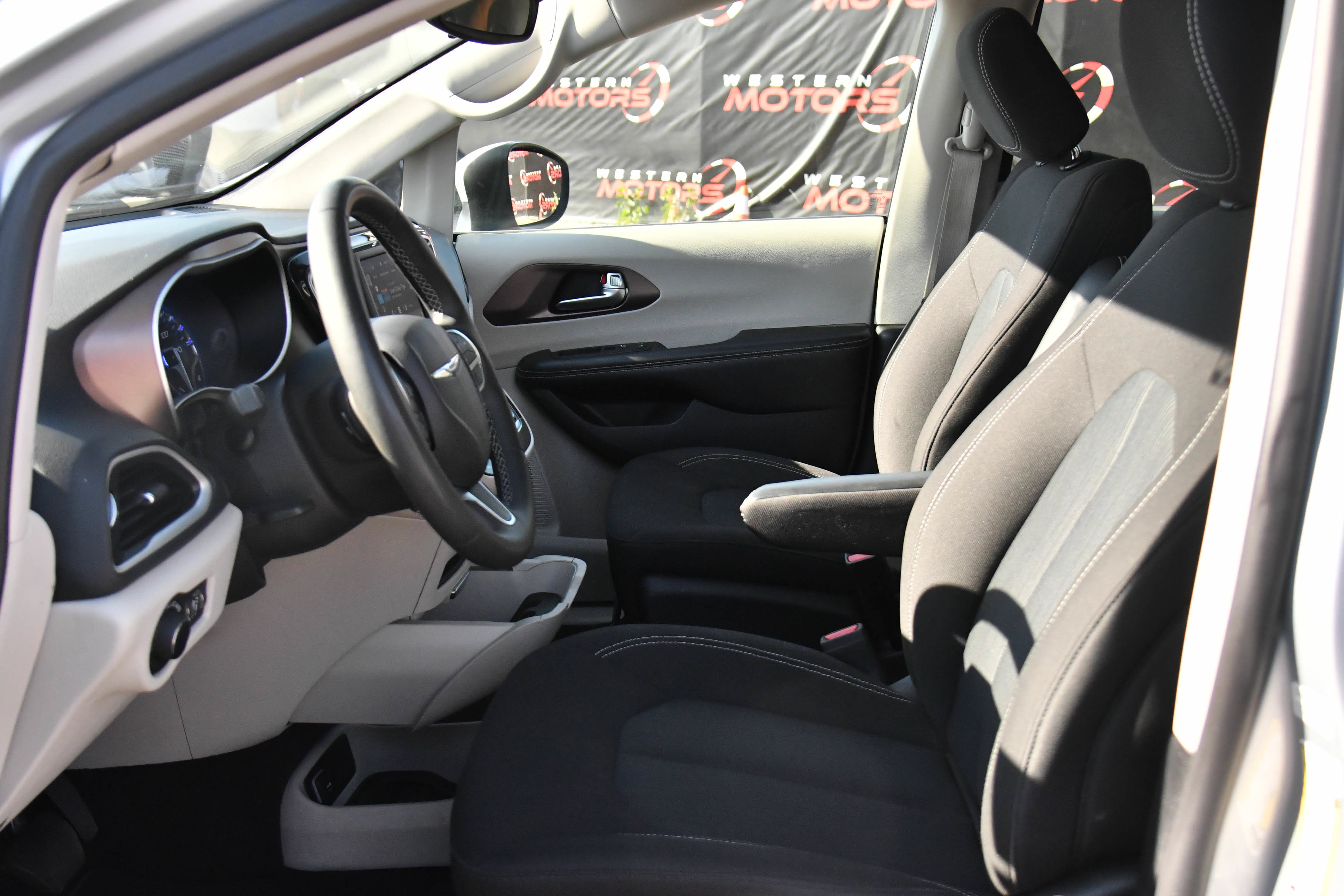 Used 2023 Chrysler Voyager LX FWD image 17