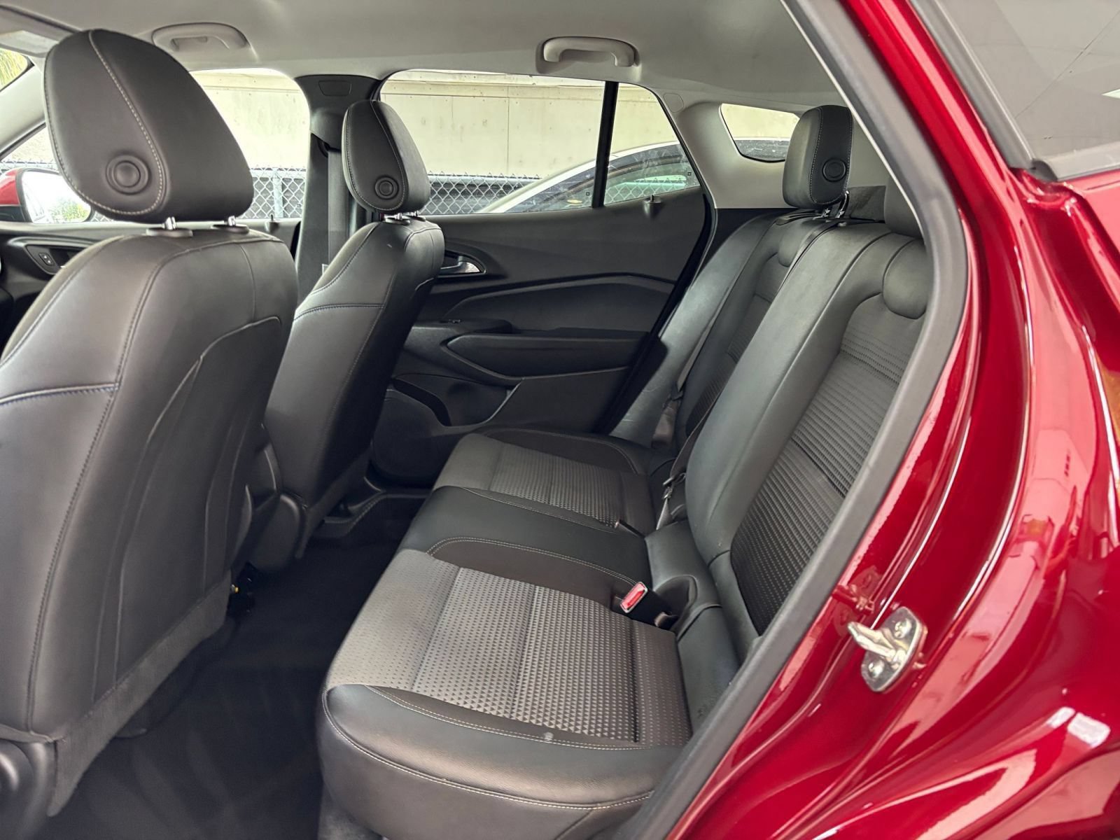 Used 2025 Chevrolet Trax LT w/ LT Convenience Package FWD image 25