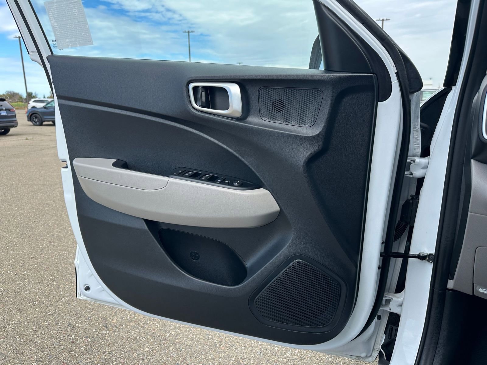 Used 2025 Hyundai Venue SEL image 18