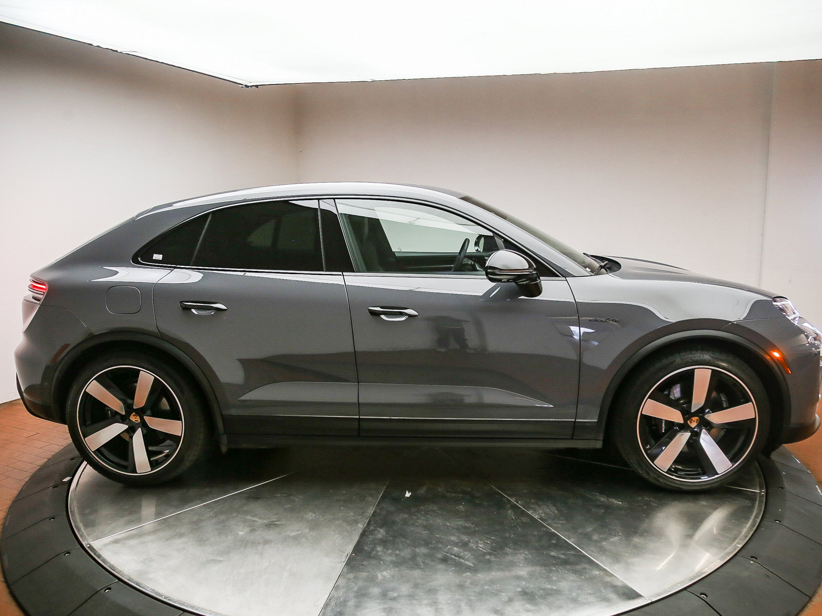 Certified 2025 Porsche Macan 4S Electric AWD/4WD image 5