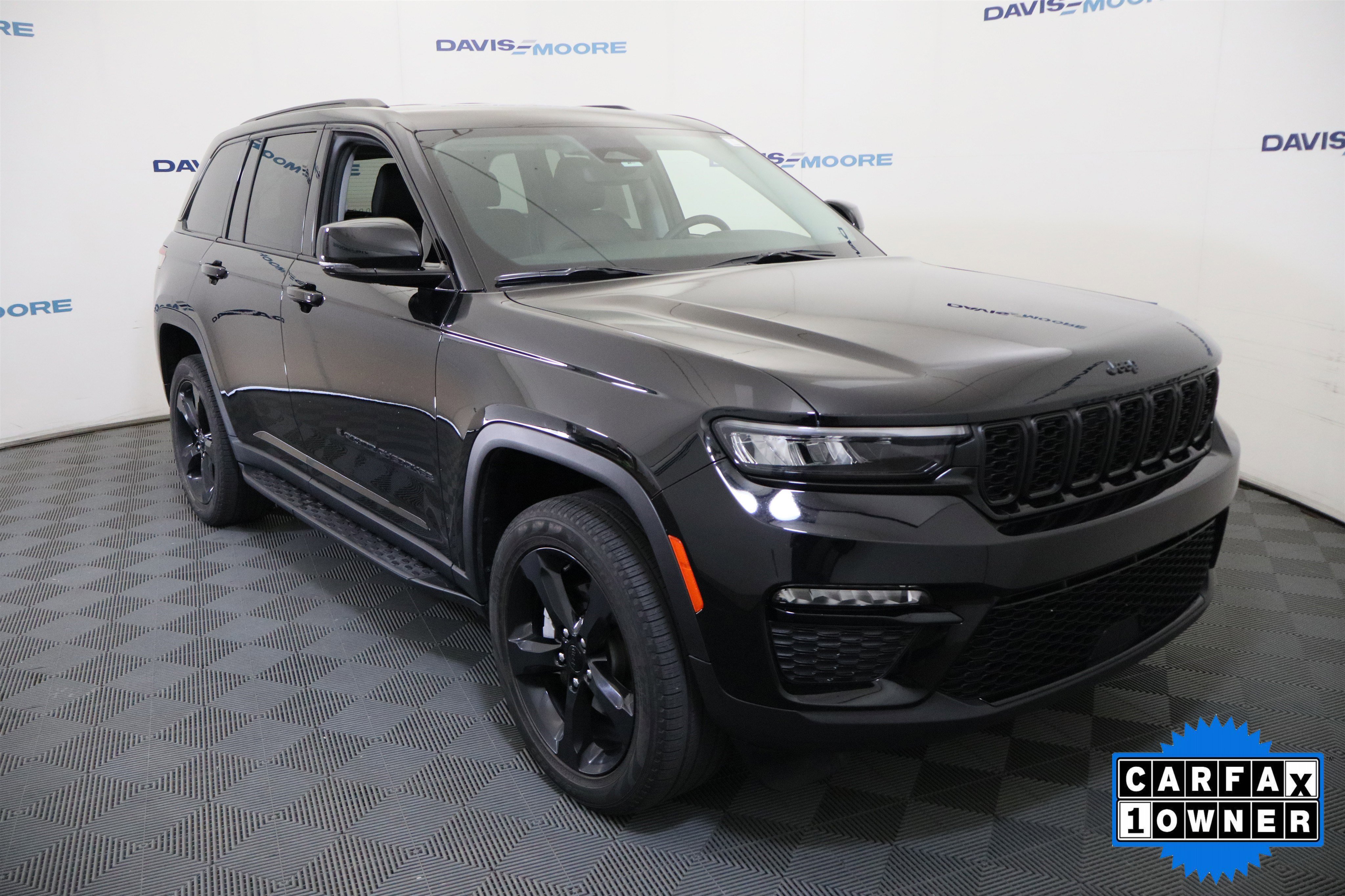 Used 2023 Jeep Grand Cherokee Limited w/ Black Appearance Package AWD/4WD image 3