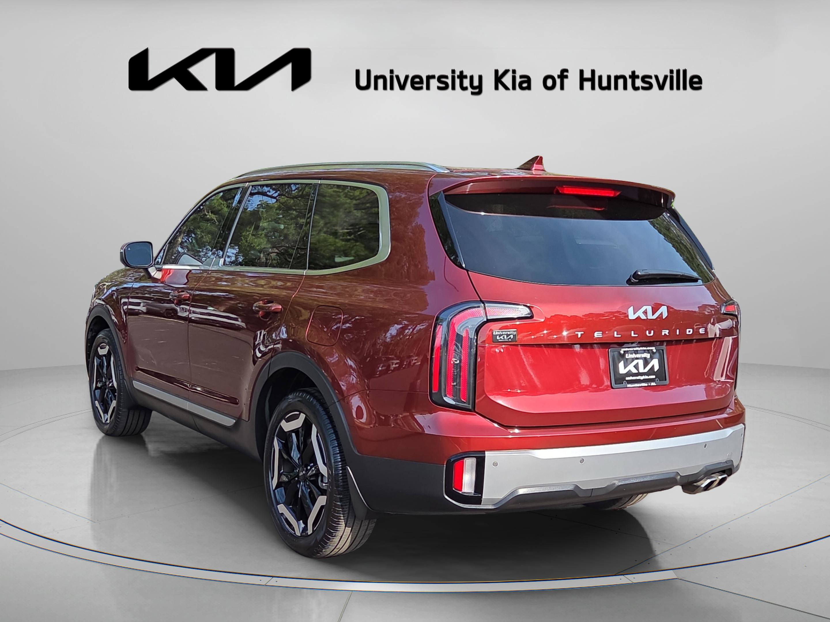 Used 2023 Kia Telluride EX w/ EX Captain's Chair Package image 5