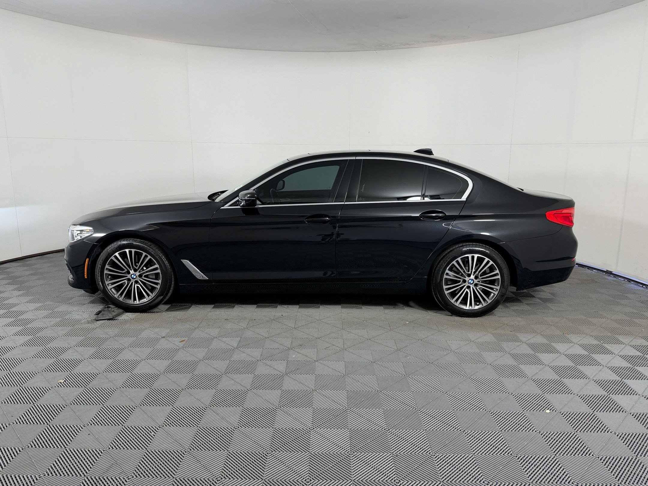 Used 2019 BMW 530i w/ Convenience Package image 2