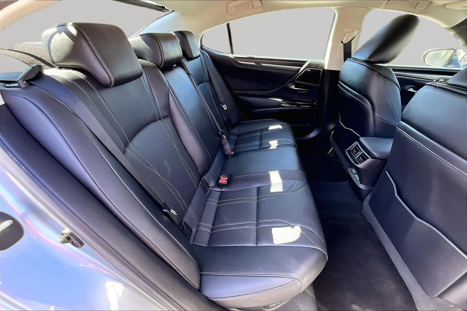 Used 2022 Lexus ES 300h w/ Accessory Package FWD image 19
