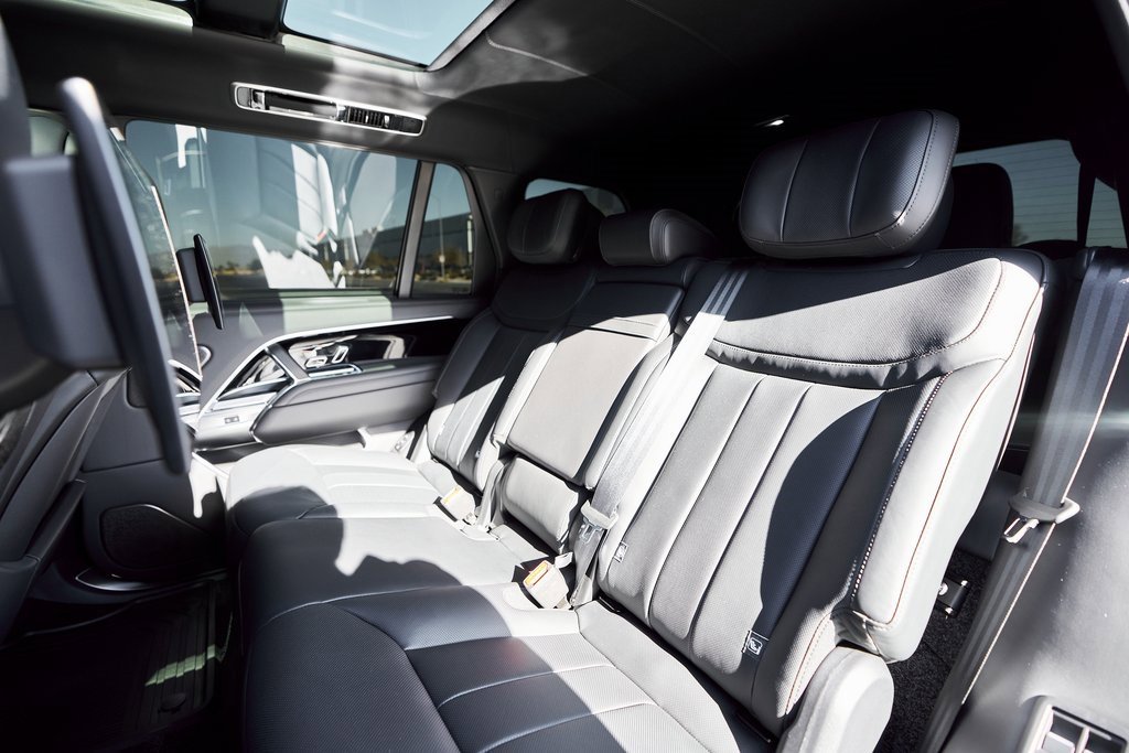 Used 2025 Land Rover Range Rover Long Wheelbase Autobiography image 41