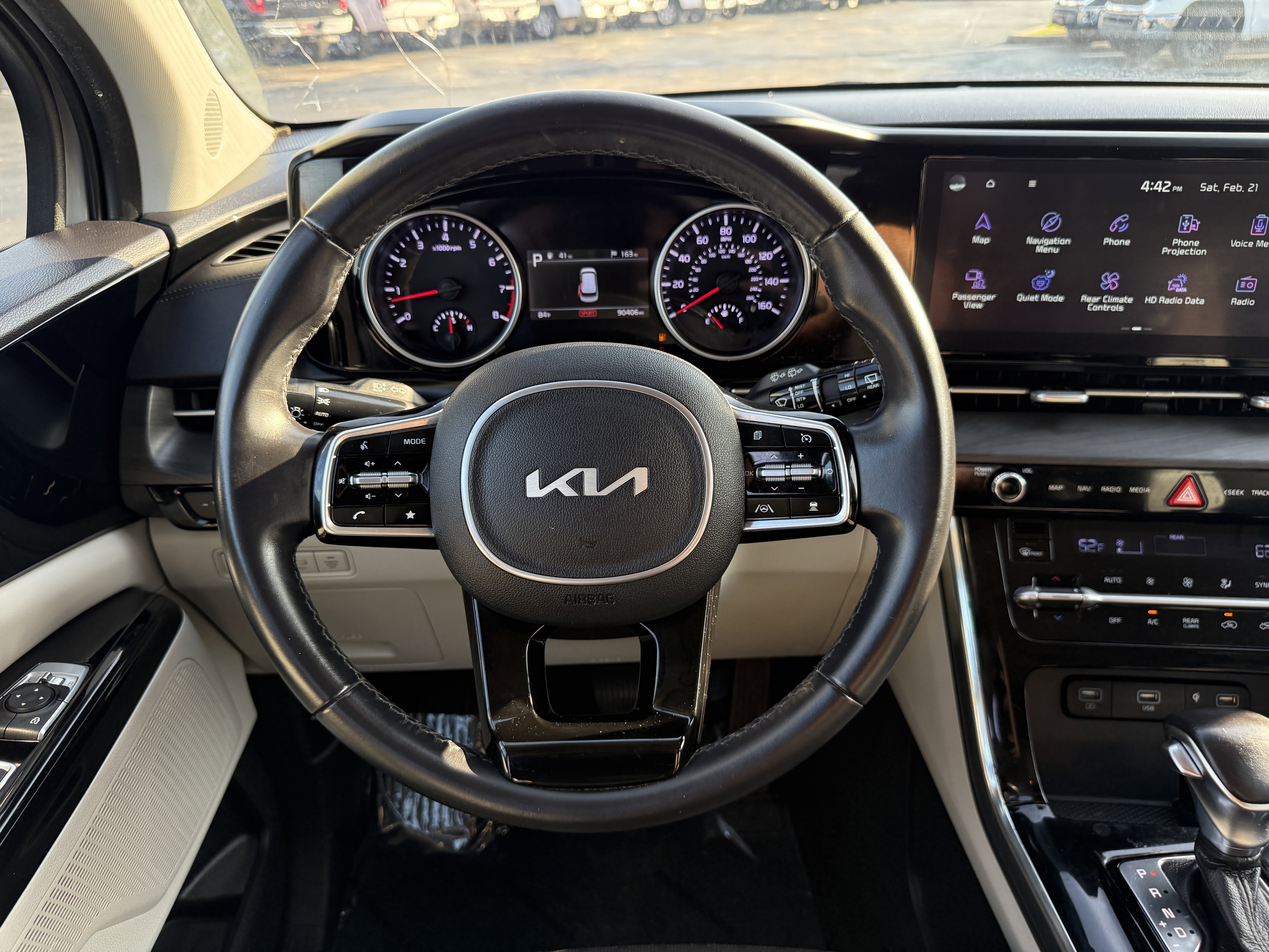 Used 2022 Kia Carnival EX image 17