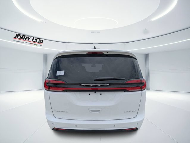 New 2027 Chrysler Pacifica Limited FWD image 4