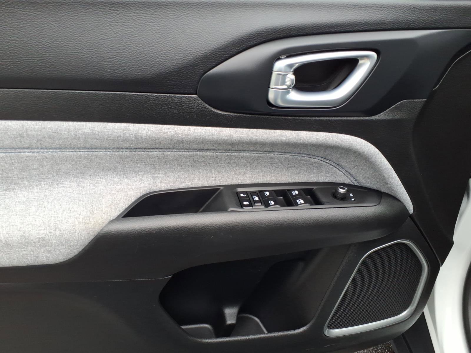 Used 2023 Jeep Compass Sport image 13