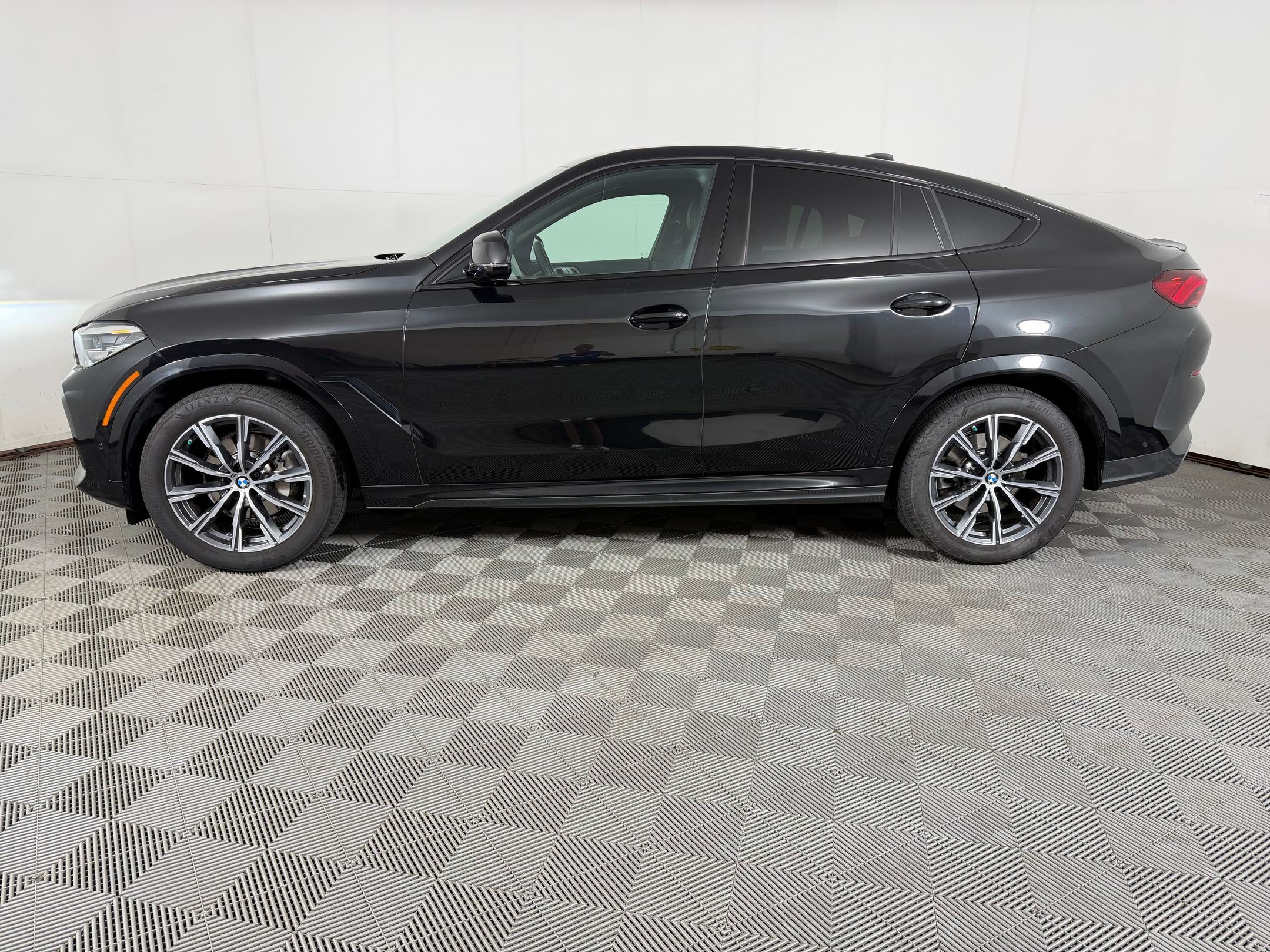 Used 2023 BMW X6 xDrive40i w/ M Sport Package AWD/4WD image 2